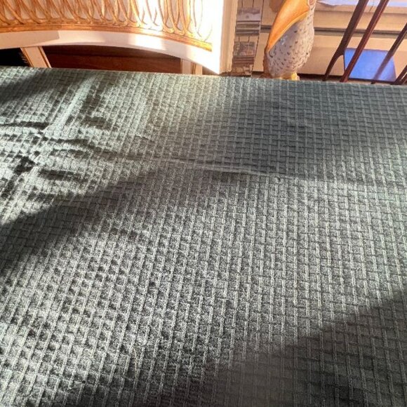 Great 117-1/2 x 57-1/2 Inch Forest Green Tablecloth - Picture 2 of 4